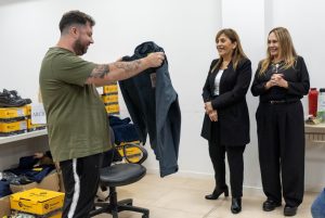 Educación realizó entrega de indumentaria al personal administrativo y operario
