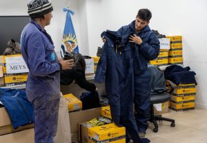 Educación realizó entrega de indumentaria al personal administrativo y operario