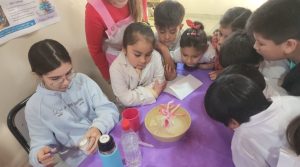 Realizaron una "Feria de Experimentos en Familia" para fomentar el aprendizaje científico