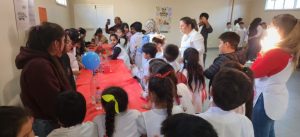 Realizaron una "Feria de Experimentos en Familia" para fomentar el aprendizaje científico