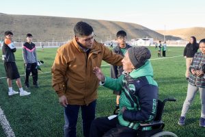Claudio Vidal inauguró una cancha de césped sintético en Gobernador Gregores y refuerza la inversión deportiva en Santa Cruz