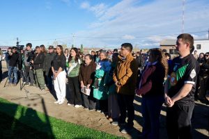 Claudio Vidal inauguró una cancha de césped sintético en Gobernador Gregores y refuerza la inversión deportiva en Santa Cruz