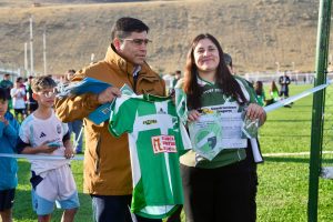 Claudio Vidal inauguró una cancha de césped sintético en Gobernador Gregores y refuerza la inversión deportiva en Santa Cruz