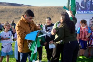 Claudio Vidal inauguró una cancha de césped sintético en Gobernador Gregores y refuerza la inversión deportiva en Santa Cruz