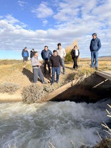 Vidal recorrió el sistema de riego de Gobernador Gregores y definió acciones para fortalecer la producción local