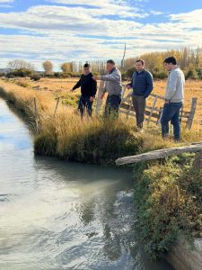 Vidal recorrió el sistema de riego de Gobernador Gregores y definió acciones para fortalecer la producción local