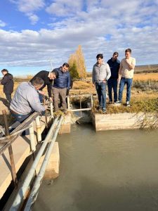 Vidal recorrió el sistema de riego de Gobernador Gregores y definió acciones para fortalecer la producción local