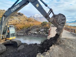 Se realizaron trabajos de mantenimiento en el puente sobre el Río Elena