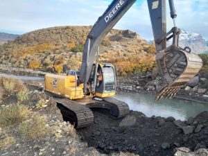 Se realizaron trabajos de mantenimiento en el puente sobre el Río Elena