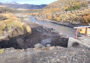 Se realizaron trabajos de mantenimiento en el puente sobre el Río Elena