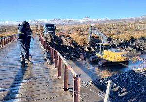 Se realizaron trabajos de mantenimiento en el puente sobre el Río Elena