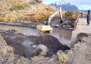 Se realizaron trabajos de mantenimiento en el puente sobre el Río Elena