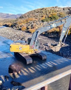 Se realizaron trabajos de mantenimiento en el puente sobre el Río Elena