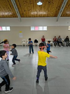 Estudiantes de Fitz Roy recuperan juegos tradicionales en una jornada junto a las familias