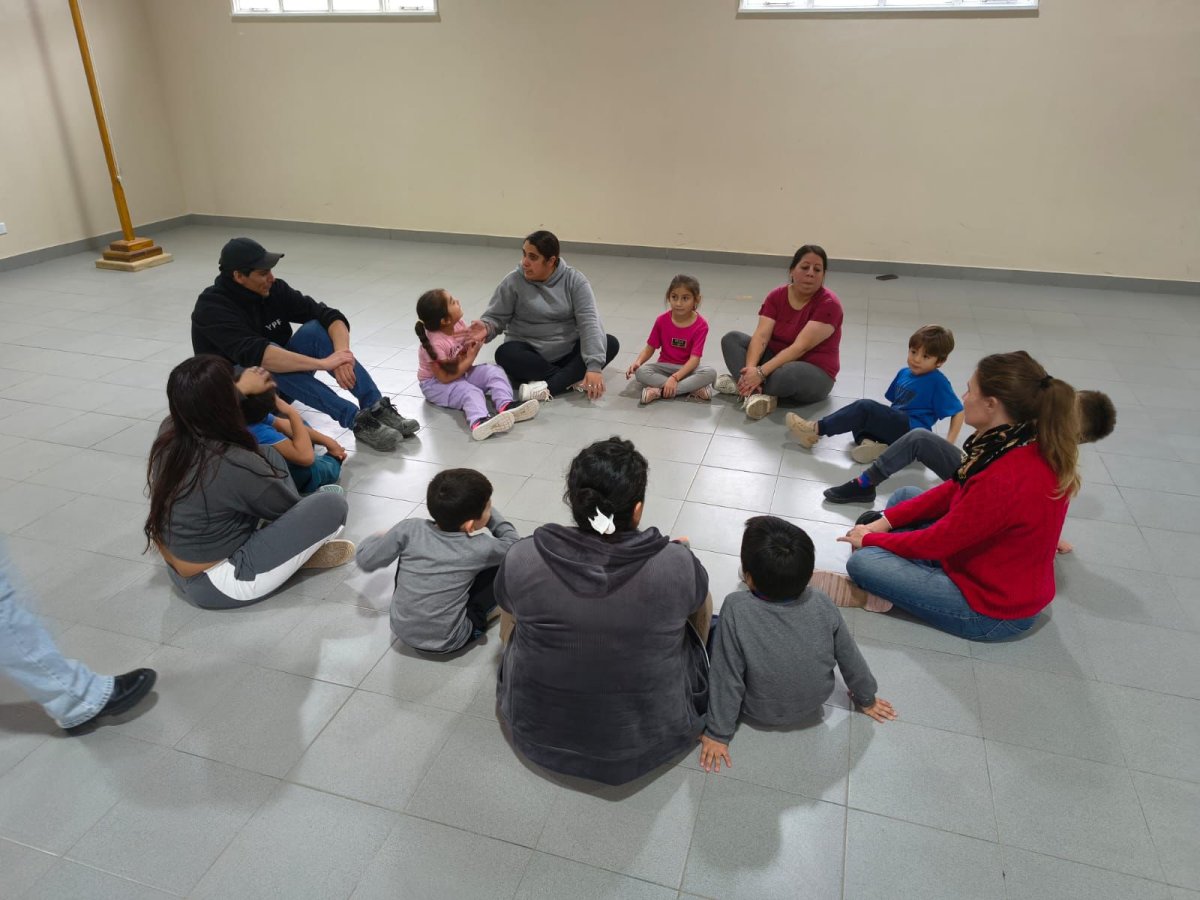 Estudiantes de Fitz Roy recuperan juegos tradicionales en una jornada junto a las familias