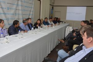 Velázquez: "Los chicos, las chicas y les chiques de Santa Cruz nos necesitan"
