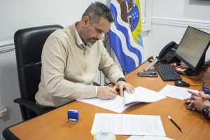 Desarrollo Social firmó convenio del Programa PAINA con la Comisión de Fomento de Tres Lagos