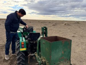 Santa Cruz continúa los trabajos para controlar el avance de médanos sobre la Ruta Provincial N° 288