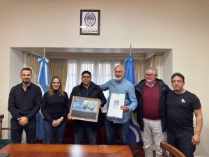 Claudio Vidal firmó el comodato para darle seguridad jurídica al Aero Club de El Chaltén después de 21 años de espera
