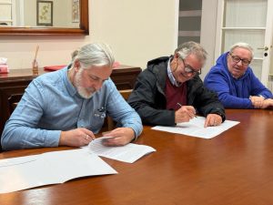 Claudio Vidal firmó el comodato para darle seguridad jurídica al Aero Club de El Chaltén después de 21 años de espera