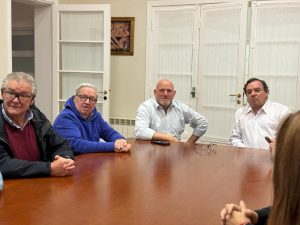 Claudio Vidal firmó el comodato para darle seguridad jurídica al Aero Club de El Chaltén después de 21 años de espera