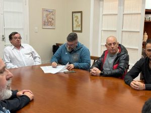 Claudio Vidal firmó el comodato para darle seguridad jurídica al Aero Club de El Chaltén después de 21 años de espera