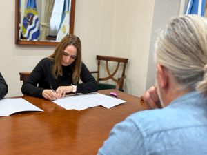 Claudio Vidal firmó el comodato para darle seguridad jurídica al Aero Club de El Chaltén después de 21 años de espera