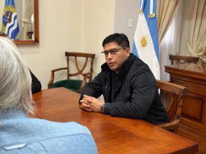 Claudio Vidal firmó el comodato para darle seguridad jurídica al Aero Club de El Chaltén después de 21 años de espera