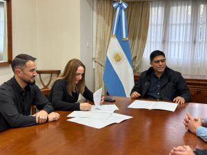 Claudio Vidal firmó el comodato para darle seguridad jurídica al Aero Club de El Chaltén después de 21 años de espera