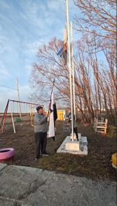 La Escuela Rural N° 24 de Camusu Aike conmemoró los 14 años de la creación de la bandera Tehuelche