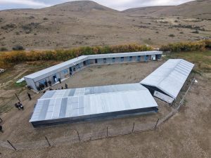 Claudio Vidal recorrió la planta avícola de Puerto Santa Cruz y destacó el impulso a la producción local