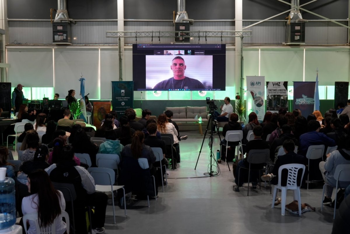 Estudiantes de escuelas técnicas de Caleta Olivia participaron del 2° Foro Portuario Marítimo