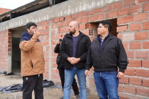 Claudio Vidal recorrió obras e instituciones de Puerto Santa Cruz y reafirmó el compromiso con el desarrollo local
