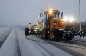 Vialidad Provincial movilizó maquinaria ante la persistente nevada en cercanías a El Calafate