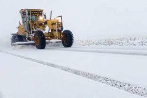 Vialidad Provincial movilizó maquinaria ante la persistente nevada en cercanías a El Calafate