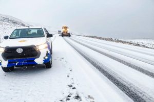 Vialidad Provincial movilizó maquinaria ante la persistente nevada en cercanías a El Calafate