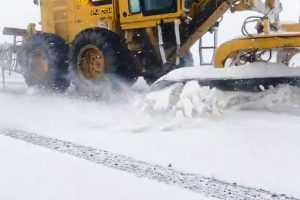 Vialidad Provincial movilizó maquinaria ante la persistente nevada en cercanías a El Calafate