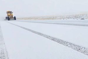 Vialidad Provincial movilizó maquinaria ante la persistente nevada en cercanías a El Calafate