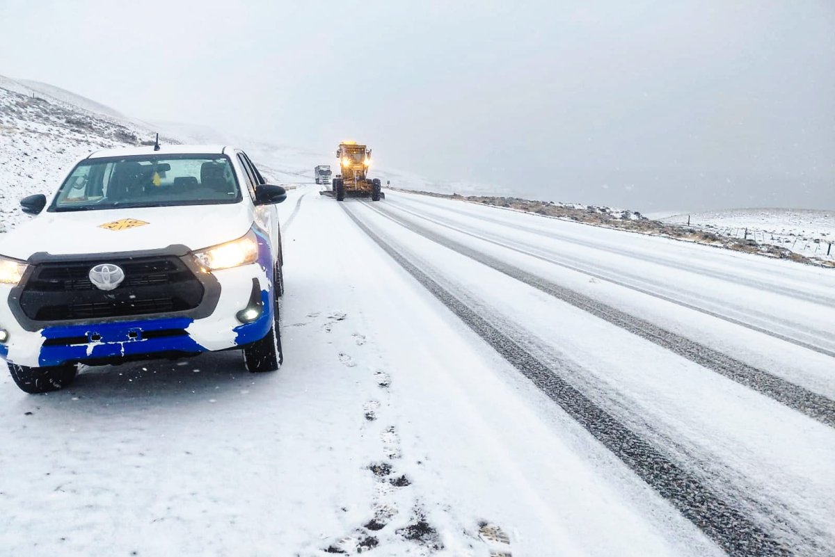 Vialidad Provincial movilizó maquinaria ante la persistente nevada en cercanías a El Calafate