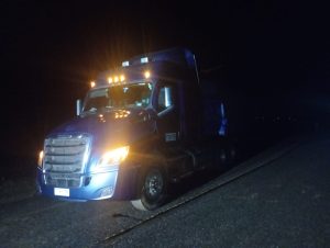 Vialidad Provincial asistió a un camión varado en Bajo Caracoles