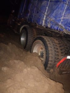 Vialidad Provincial asistió a un camión varado en Bajo Caracoles