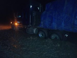 Vialidad Provincial asistió a un camión varado en Bajo Caracoles