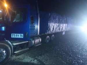 Vialidad Provincial asistió a un camión varado en Bajo Caracoles
