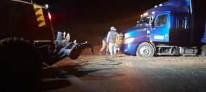 Vialidad Provincial asistió a un camión varado en Bajo Caracoles