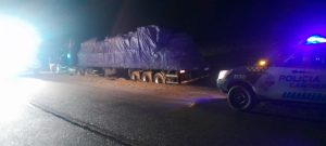 Vialidad Provincial asistió a un camión varado en Bajo Caracoles