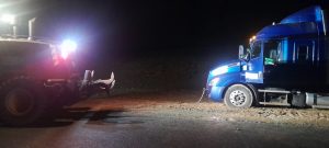 Vialidad Provincial asistió a un camión varado en Bajo Caracoles