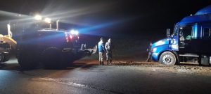 Vialidad Provincial asistió a un camión varado en Bajo Caracoles