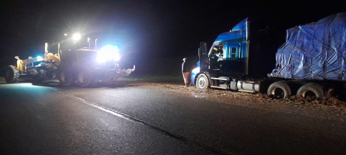 Vialidad Provincial asistió a un camión varado en Bajo Caracoles