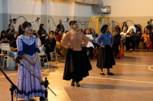 El IPES Caleta Olivia celebró el 25 de Mayo con una gran peña comunitaria