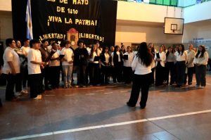 El IPES Caleta Olivia celebró el 25 de Mayo con una gran peña comunitaria